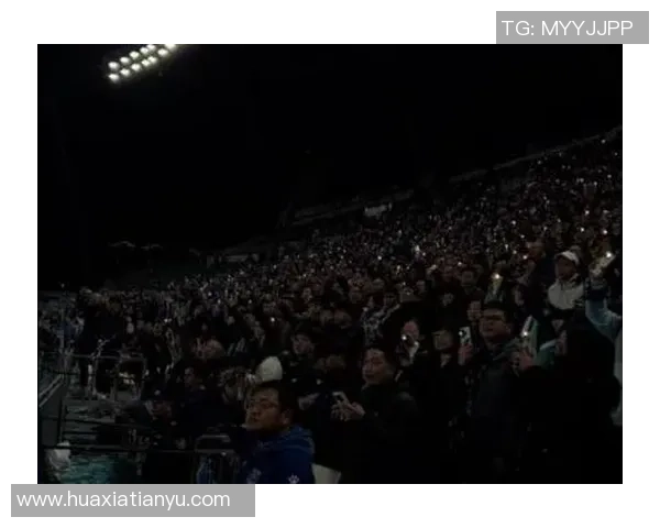 万千球迷齐聚看台深情送别传奇球星泪洒绿茵场